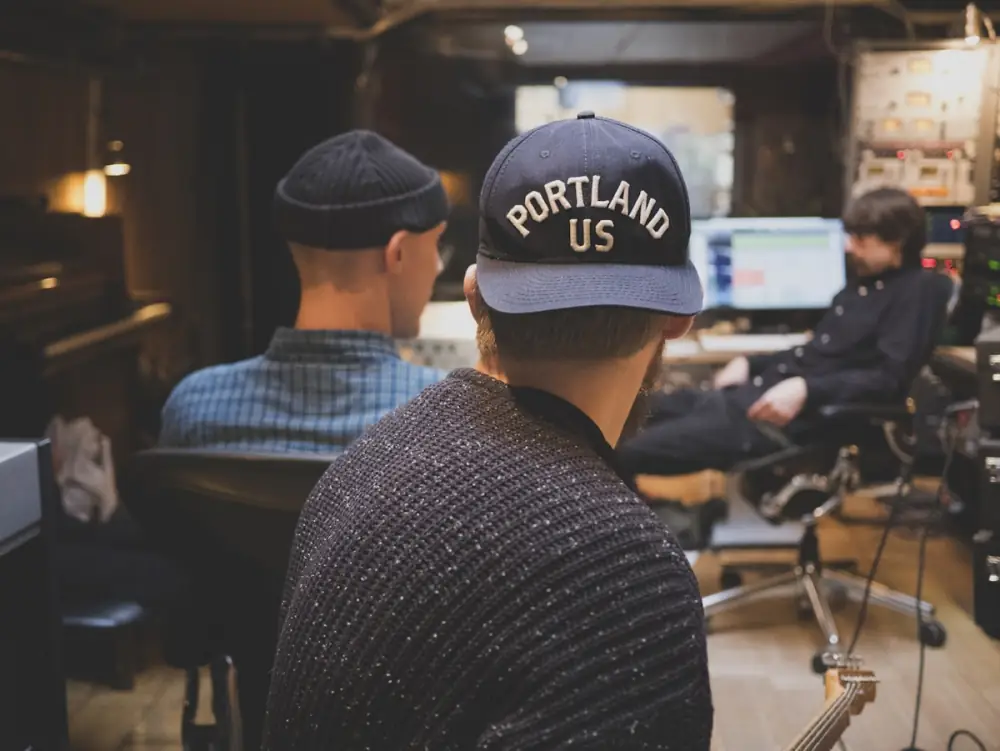 IT-Sicherheit im Tonstudio — Team aus drei Personen am Mischpult