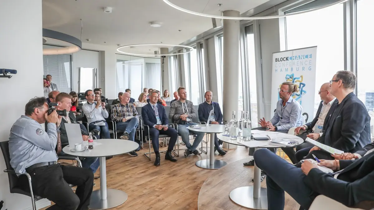 IT-Team im Meeting — Gespräche im Konferenzraum gehören zum Alltag im Hamburger IT-Systemhaus