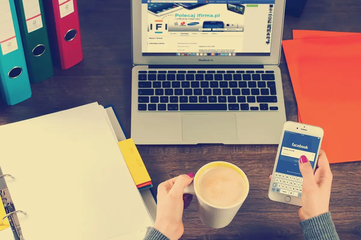 Arbeitsplatz mit Laptop und Smartphone — schnelle Selbsthilfe statt Warteschleife