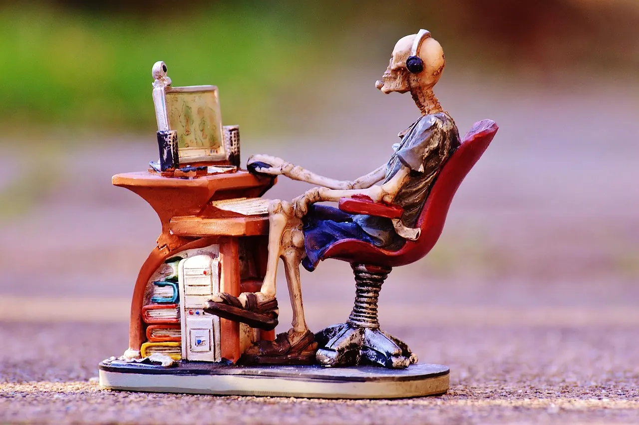 Mitarbeiter am Computer sucht Hilfe bei einem IT-Problem im Büro