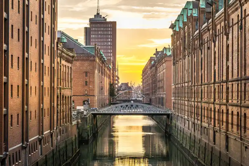 Hamburger Speicherstadt im Sonnenuntergang – Symbol für Hamburger IT-Dienstleister mit lokaler Verwurzelung