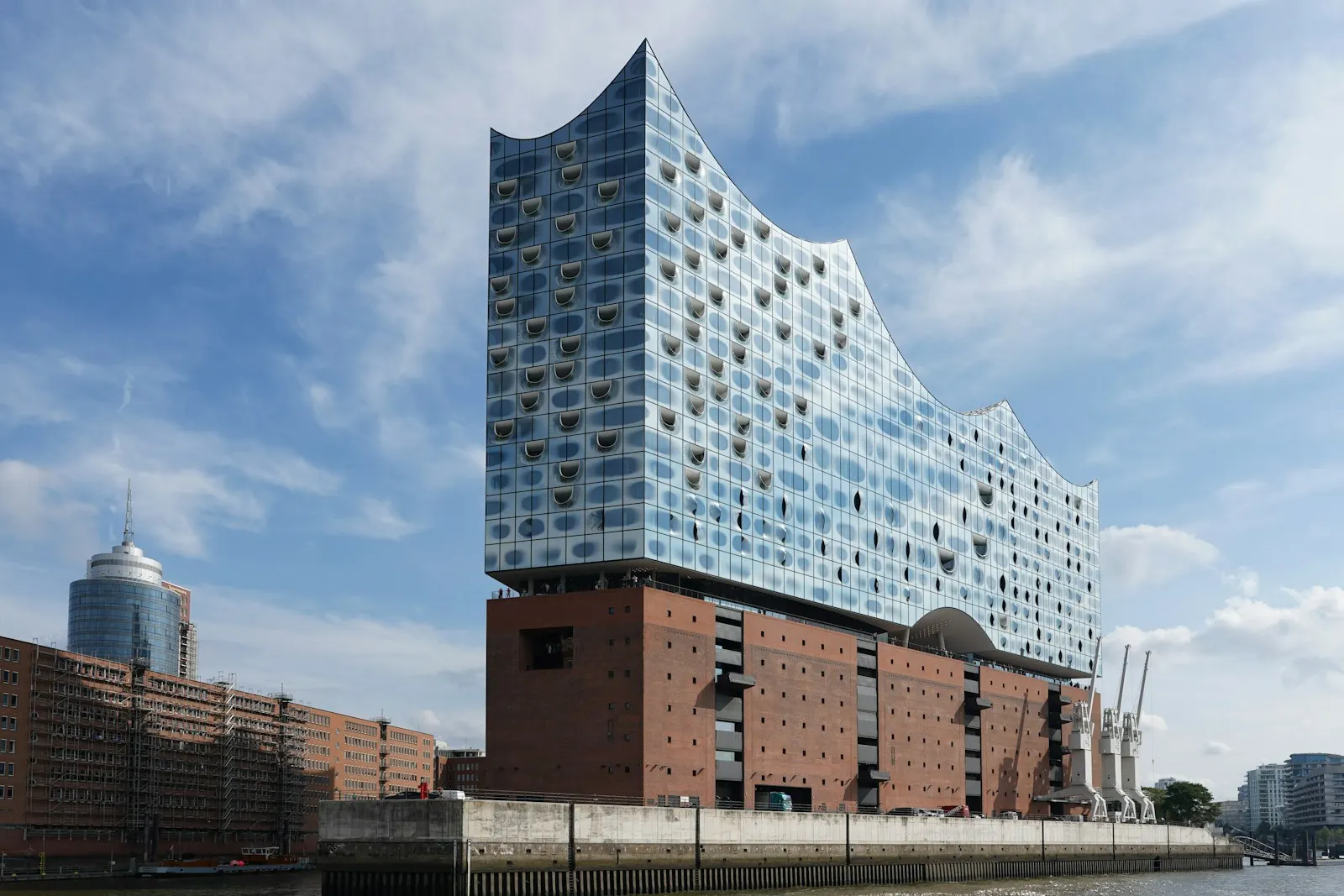 Hamburger HafenCity mit moderner Glas-Architektur am Wasser — Sitz vieler Mittelständler, die IT-Systemhaus Hamburg suchen