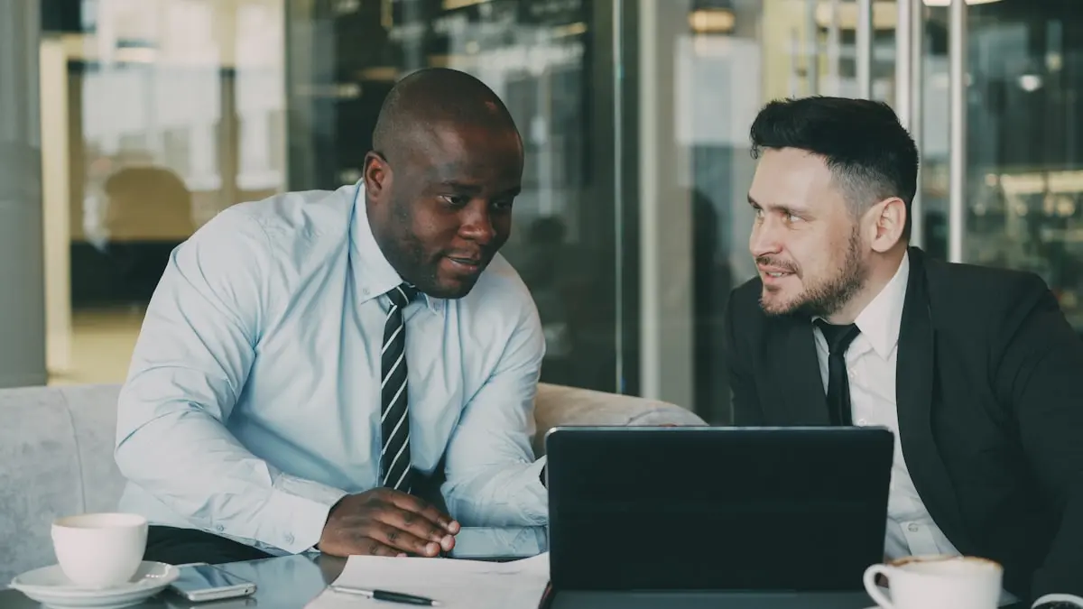 Zwei Geschäftsführer besprechen IT-Strategie am Laptop in einem modernen Hamburger Büro