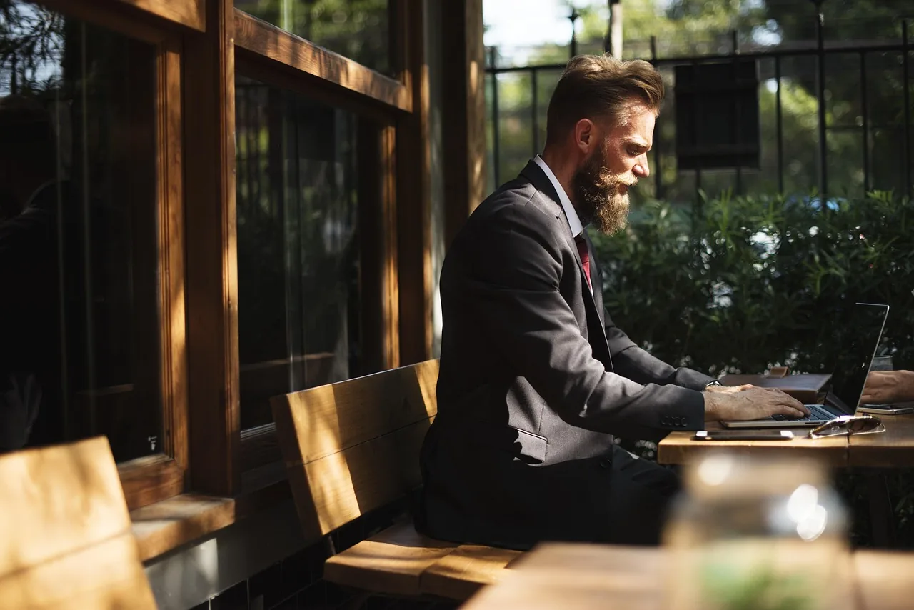 Mitarbeiter arbeitet mobil mit Laptop — kabellose Netzwerke als Basis moderner Arbeitsformen