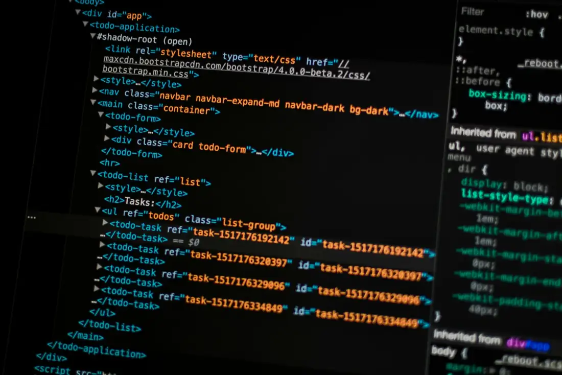 KI-gestützte Cyberangriffe 2026 — Programmcode auf dem Bildschirm, automatisierte Exploit-Erstellung