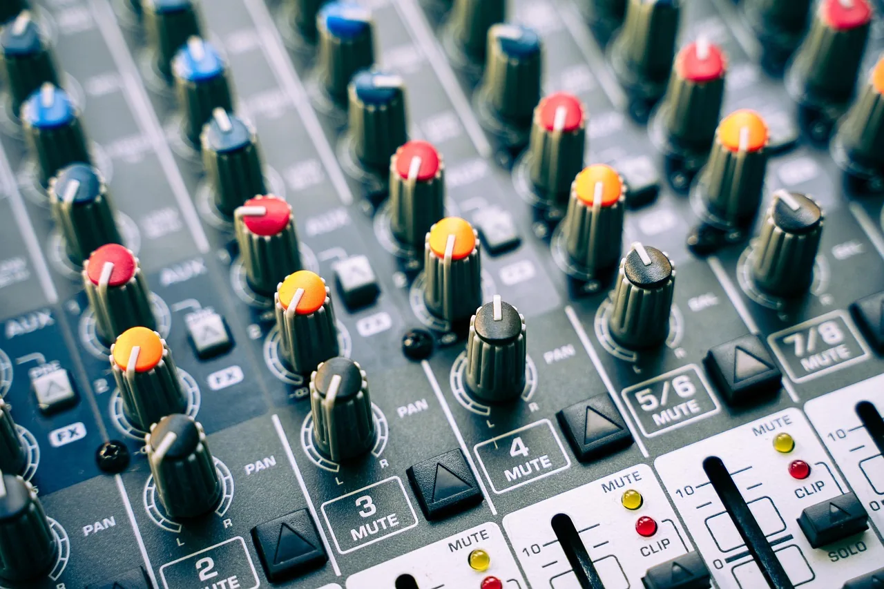 Künstliche Intelligenz in der Musikbranche: Potenziale für Kostenreduktion und Effizienzsteigerung