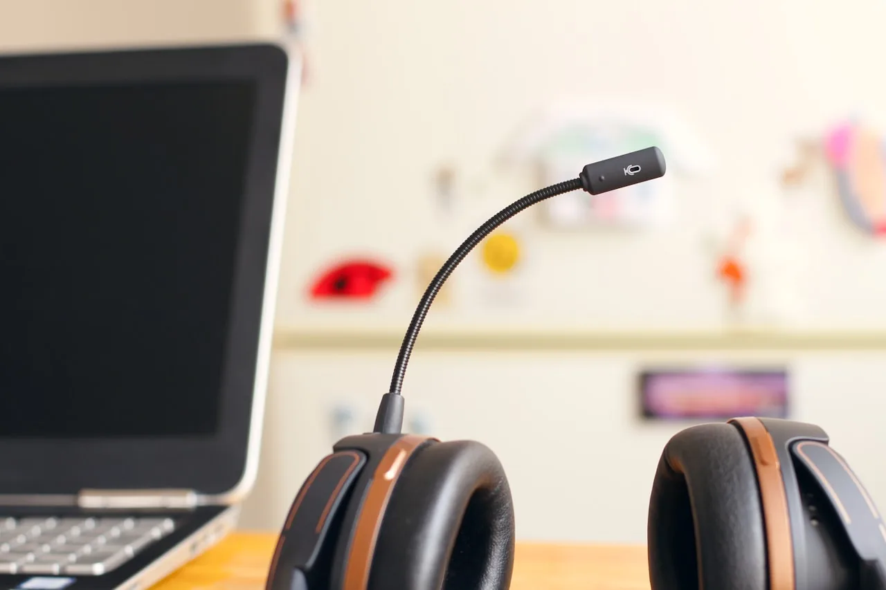 Headset am Laptop — KI-gestützter IT-Support, der rund um die Uhr erreichbar ist