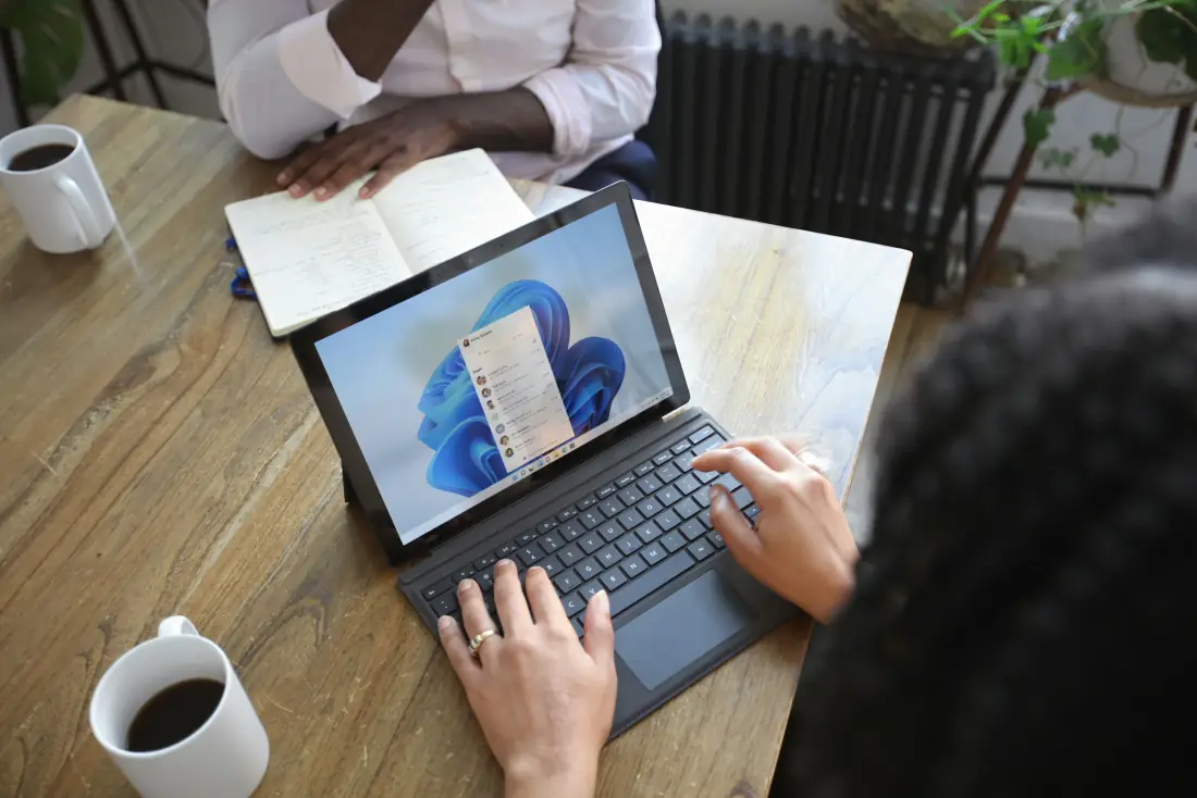 Microsoft Surface Laptop auf dem Schreibtisch — was passiert nach Microsoft 365 Ablauf