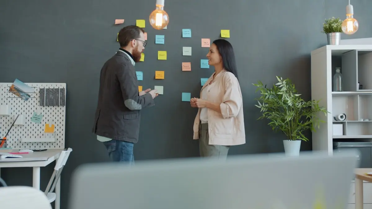 Team ordnet Aufgaben an einer Wand — analog zur Bucket-Logik in Microsoft Planner