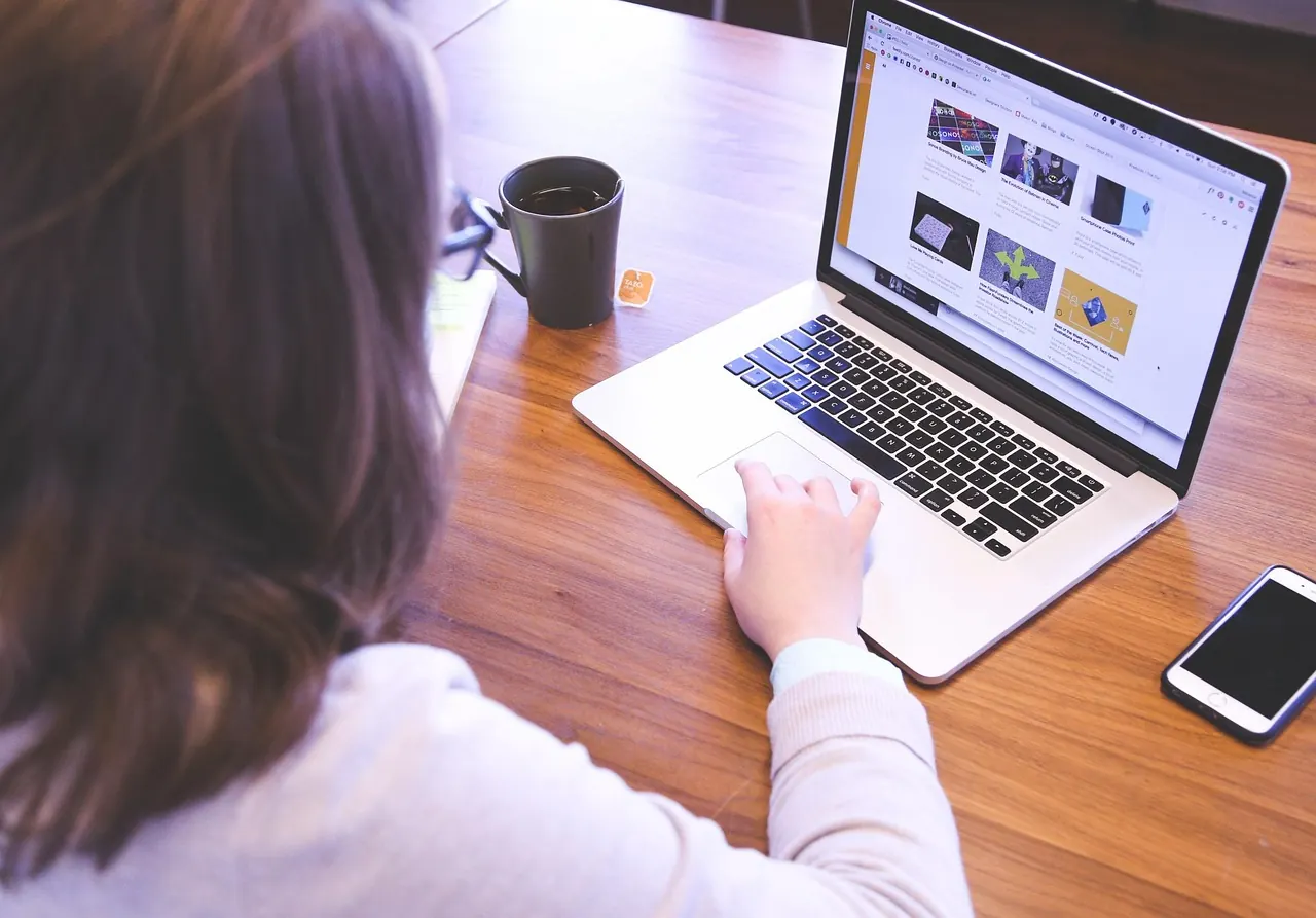 Microsoft 365 Business-Lizenz — Team plant M365-Lizenzmodell am Laptop