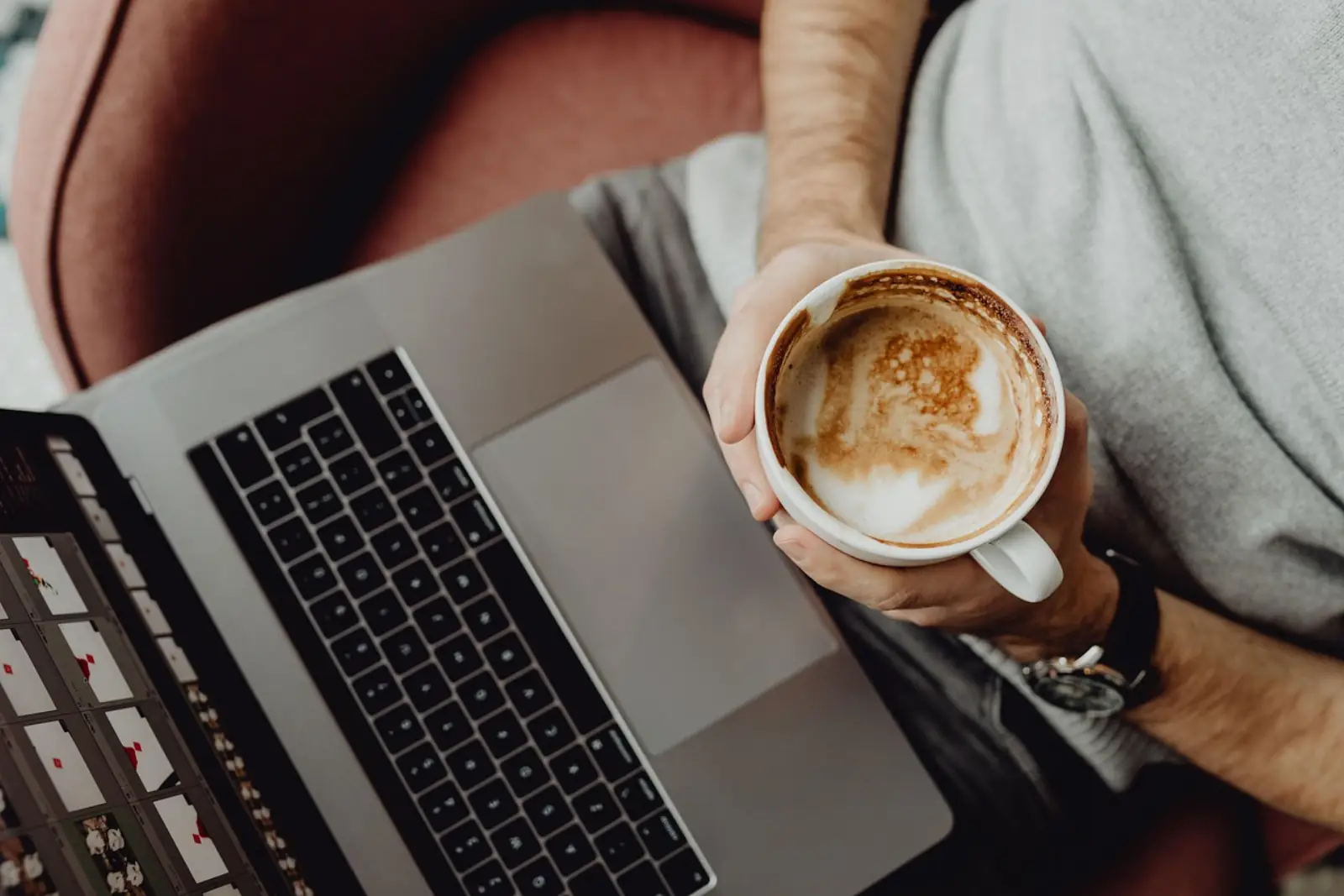 Entscheider am Laptop prüft bei einer Tasse Kaffee die Microsoft 365 Alternativen für sein Unternehmen