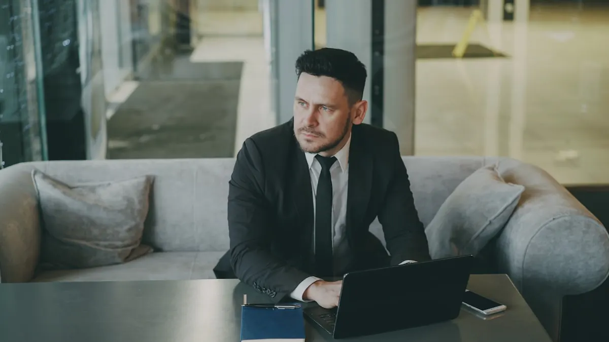 Geschäftsführer prüft Microsoft 365 Business Pakete am Laptop