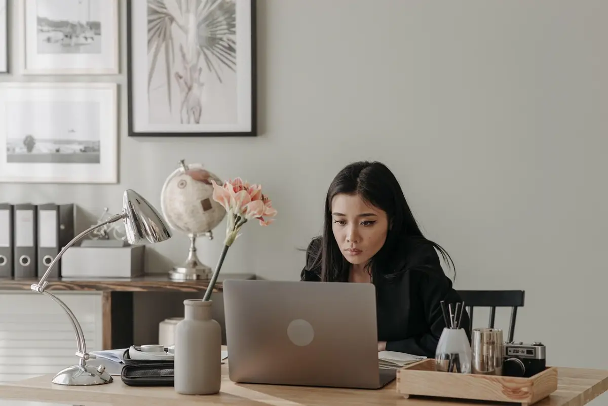 Frau arbeitet am Laptop mit Microsoft 365 — typische Privatnutzung mit OneDrive und Word