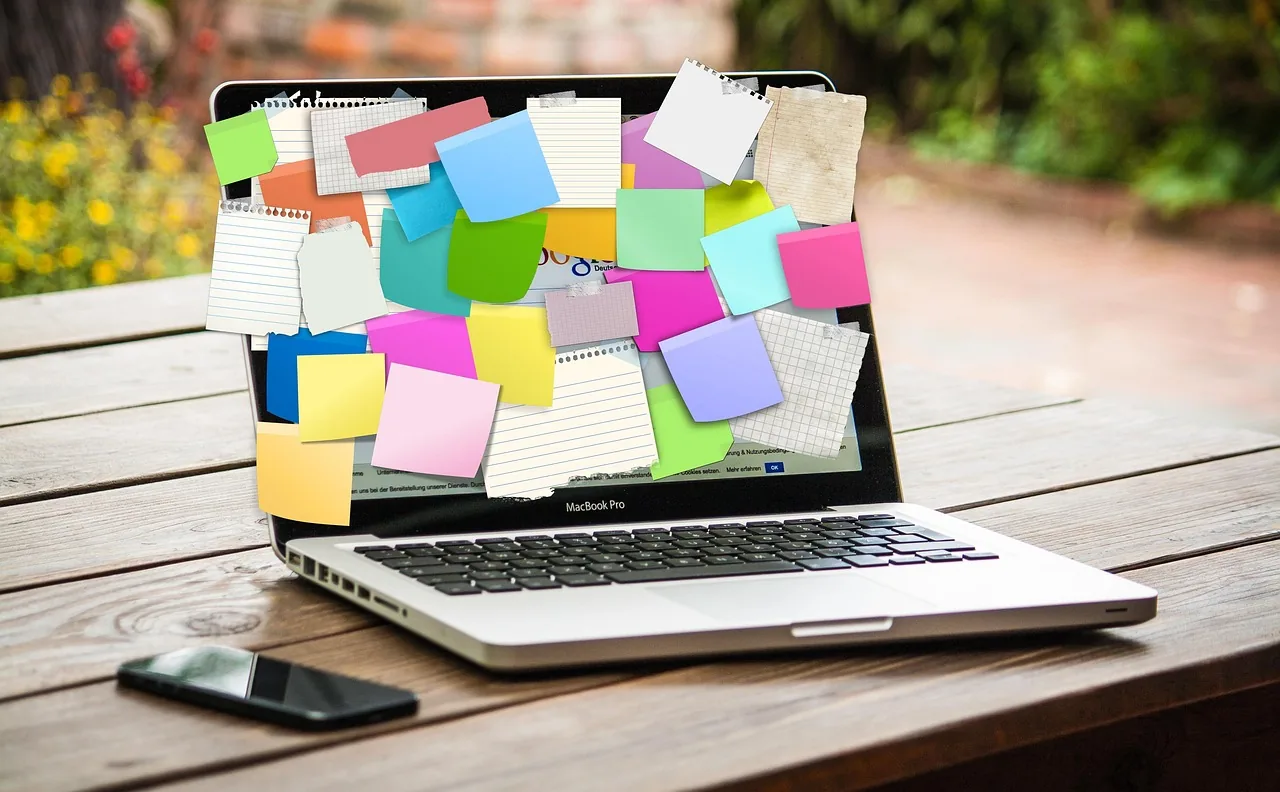 Gestresster Mitarbeiter am Laptop mit blockiertem E-Mail-Postfach kurz vor einer Frist