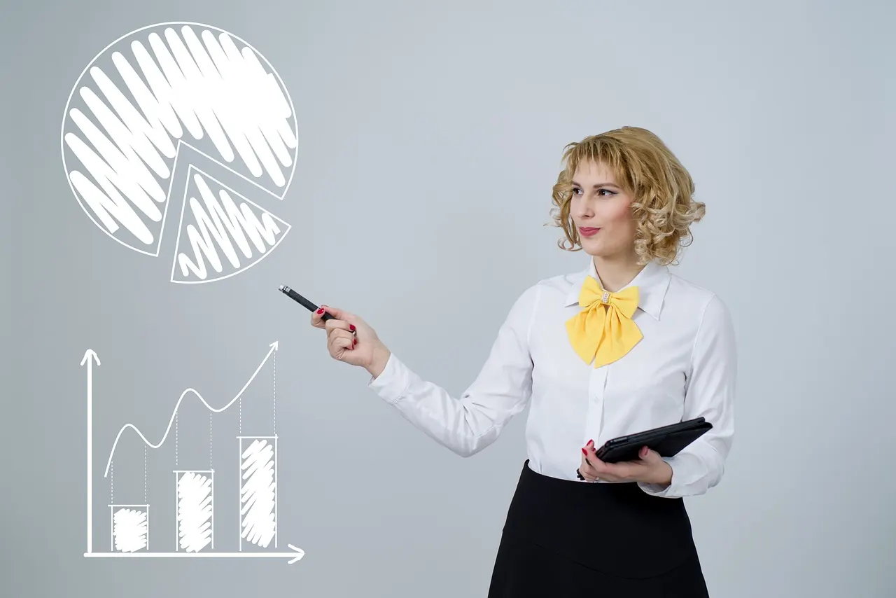 Finanz- und Business-Team analysiert Managed Services Kostenvorteile in Tabellenkalkulation