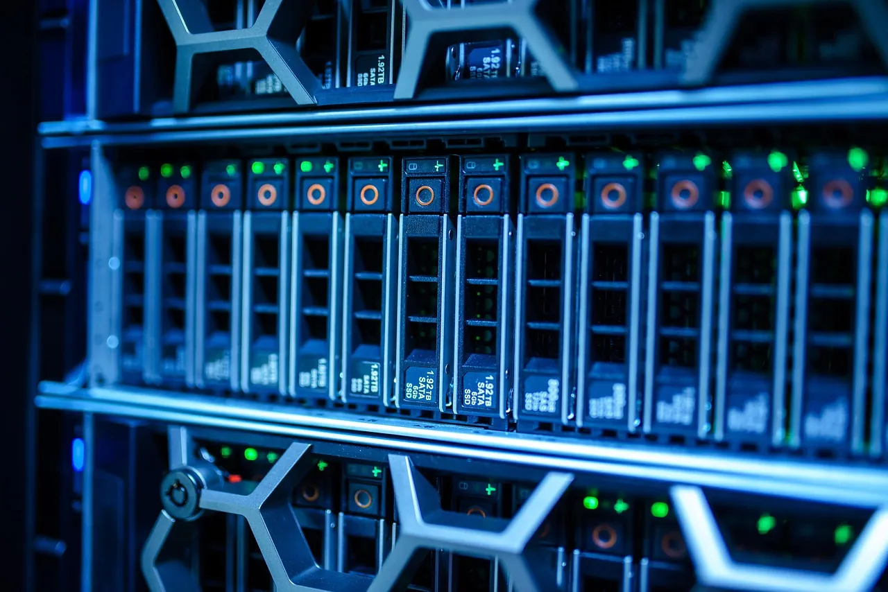 Server-Racks in einem Rechenzentrum als Sinnbild für ein Microsoft 365 Backup unabhängig von der Microsoft-Plattform