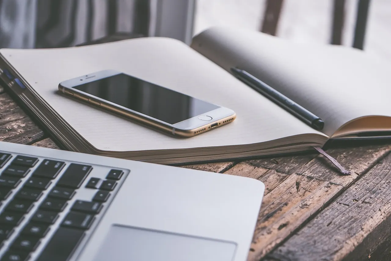 Moderner Business-Arbeitsplatz mit Laptop und Microsoft-365-Lizenzen inklusive Windows-Upgrade