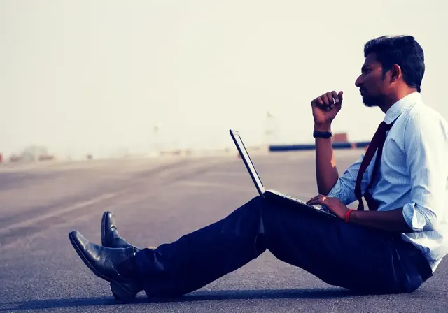 Mitarbeiter arbeitet remote am Laptop mit Microsoft 365 und Copilot