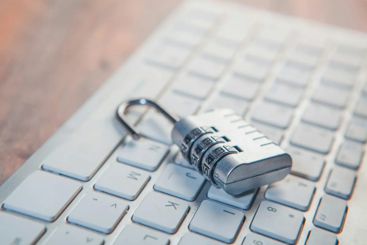 Geöffnetes Zahlenschloss auf einer Tastatur als Bild für offene Einstellungen bei der Microsoft-365-Härtung