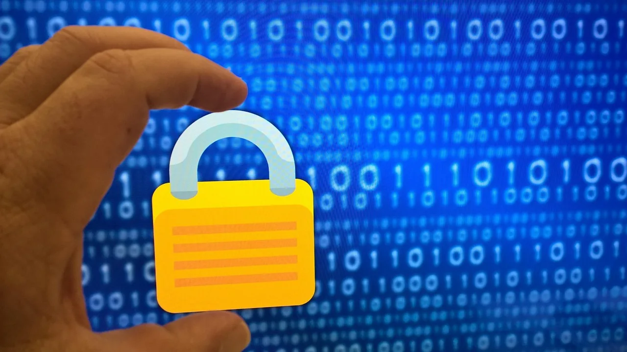 Microsoft 365 Security Check: Bildschirm mit Sicherheits- und Datenschutzeinstellungen in einem Hamburger Büro