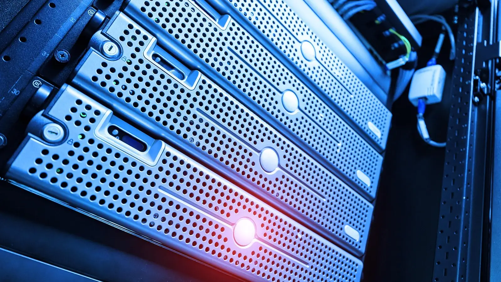 Serverschrank mit rot leuchtender Statusanzeige — Sinnbild für eine Microsoft-365-Störung