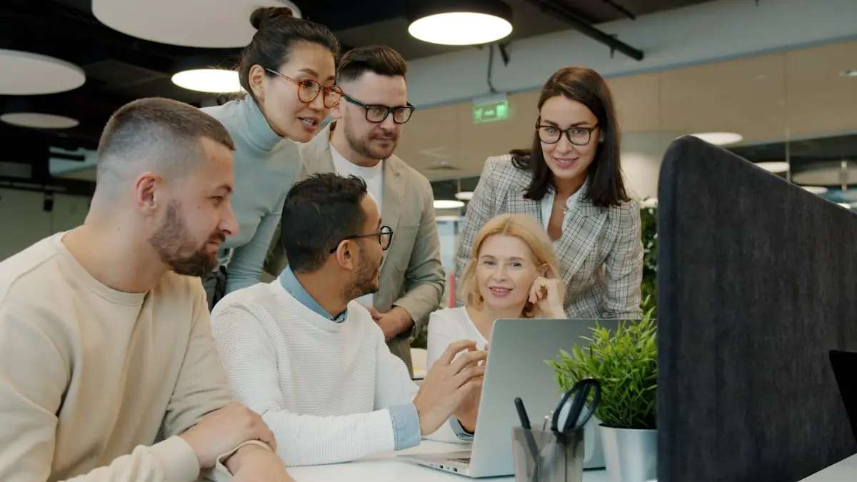 Team arbeitet gemeinsam an Microsoft-365-Copilot-Anwendungsfällen — Adoption entscheidet über den ROI