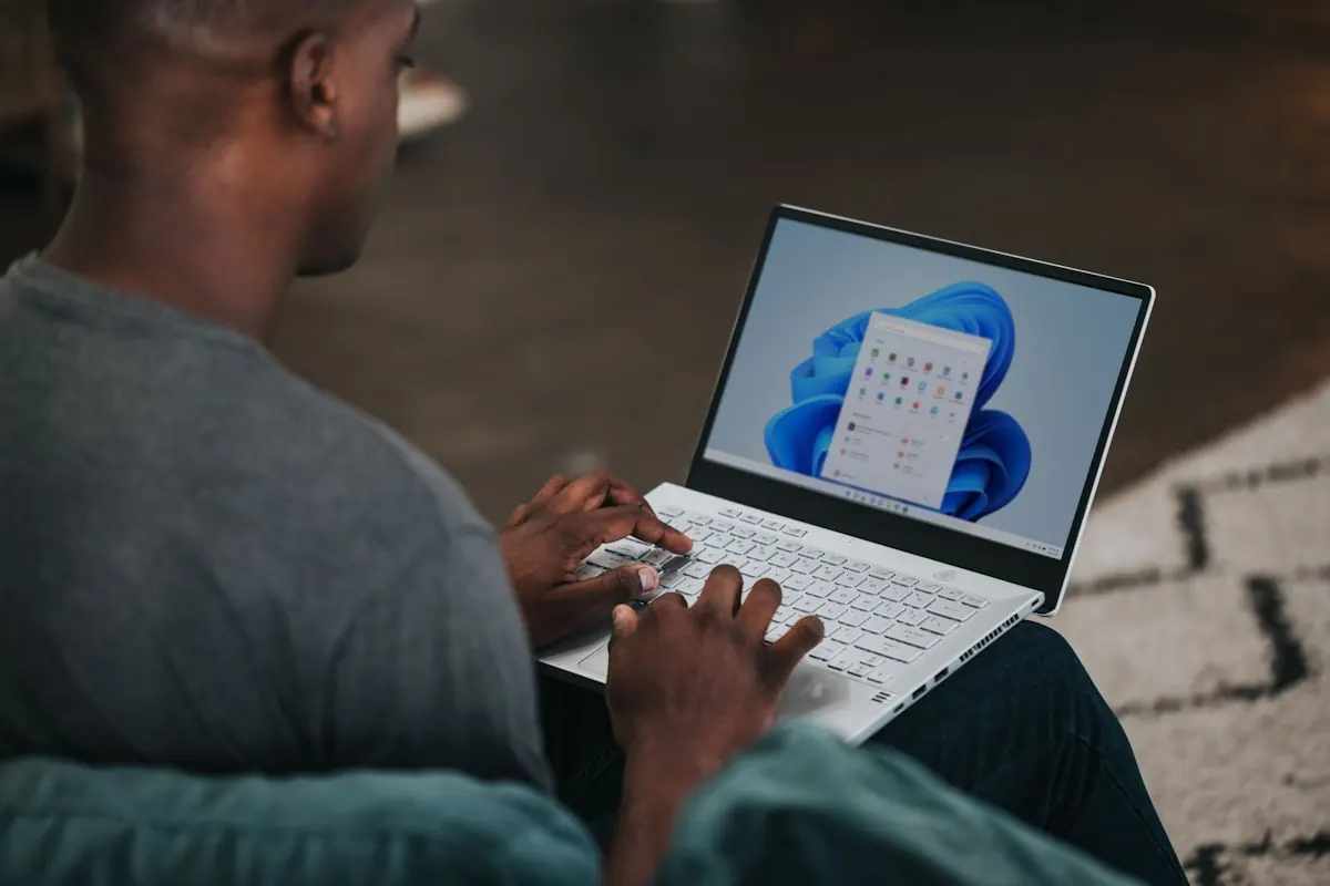 Mitarbeiter konfiguriert Microsoft PowerToys FancyZones und Keyboard Manager unter Windows 11