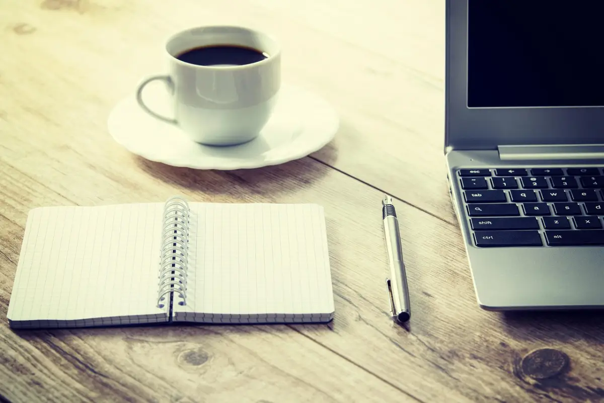 iPad mit angeschlossener Tastatur und Kaffee als mobiler Windows-365-Arbeitsplatz im Home Office