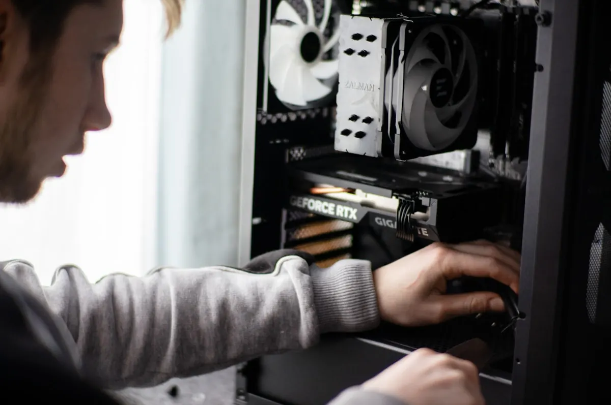 IT-Administrator konfiguriert NAS-System und RAID-Einstellungen