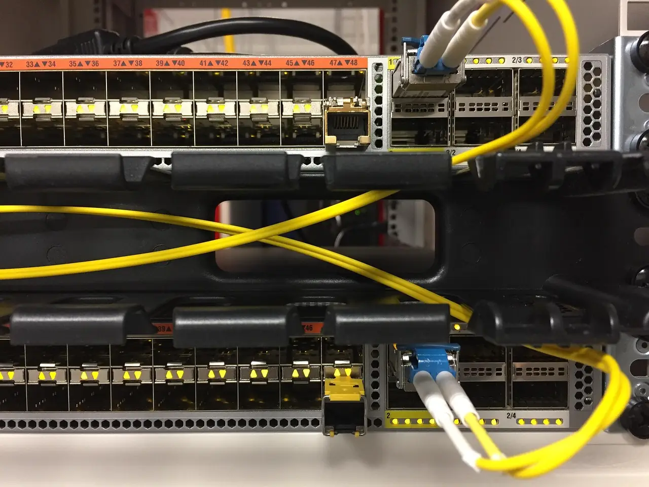 Netzwerk-Switch mit Ethernet-Kabeln und Patchfeld — typische Schwachstelle bei langsamem LAN