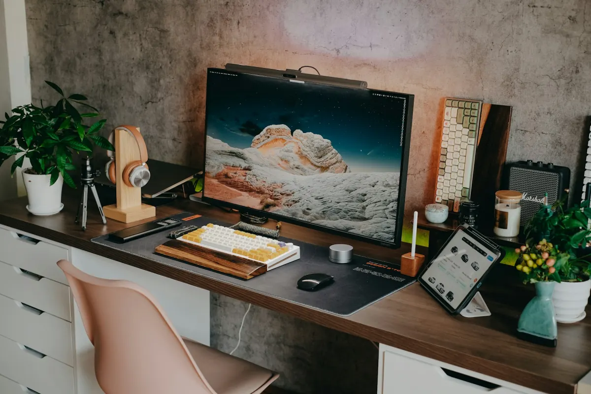 Business-Arbeitsplatz mit Dockingstation, externem Monitor, Tastatur und aufgeräumter Verkabelung