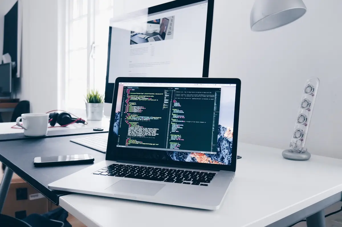Microsoft Office ohne Abo am Arbeitsplatz: Laptop, Smartphone und Notizen im modernen Buero