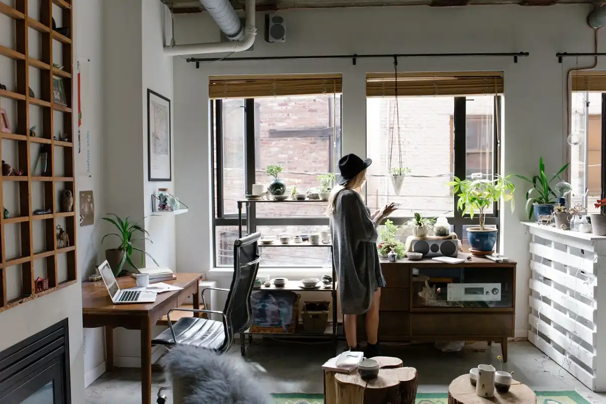 Notebook mit Office-Dokumenten auf einem Schreibtisch — sinnbildlich für OneDrive for Business im Mittelstand