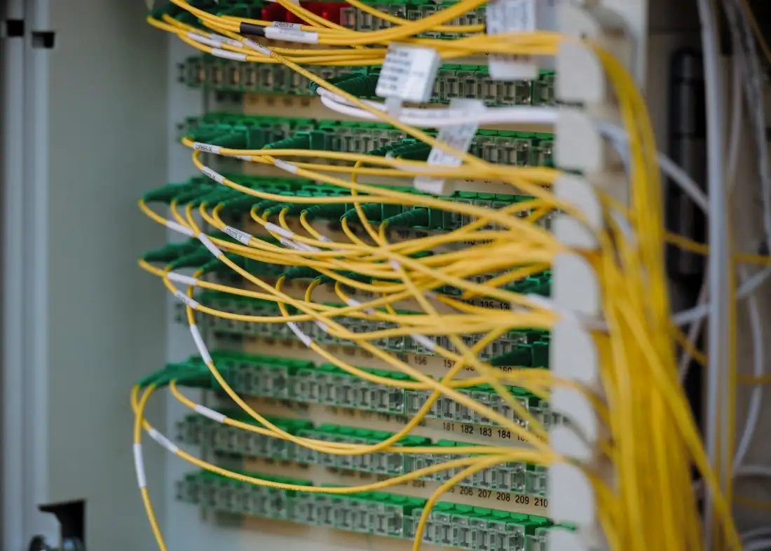Patch-Management im April 2026 — Netzwerkverkabelung im Serverschrank nach dem Microsoft-Patchday