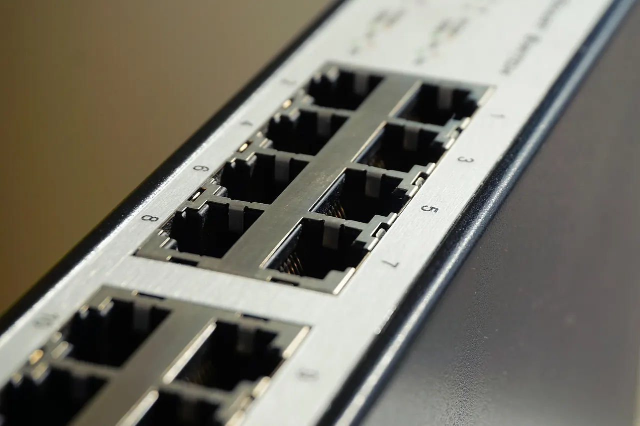 Nahaufnahme eines Netzwerk-Switches mit RJ45-Ports — Hardware, die PRTG Network Monitor im Mittelstand überwacht