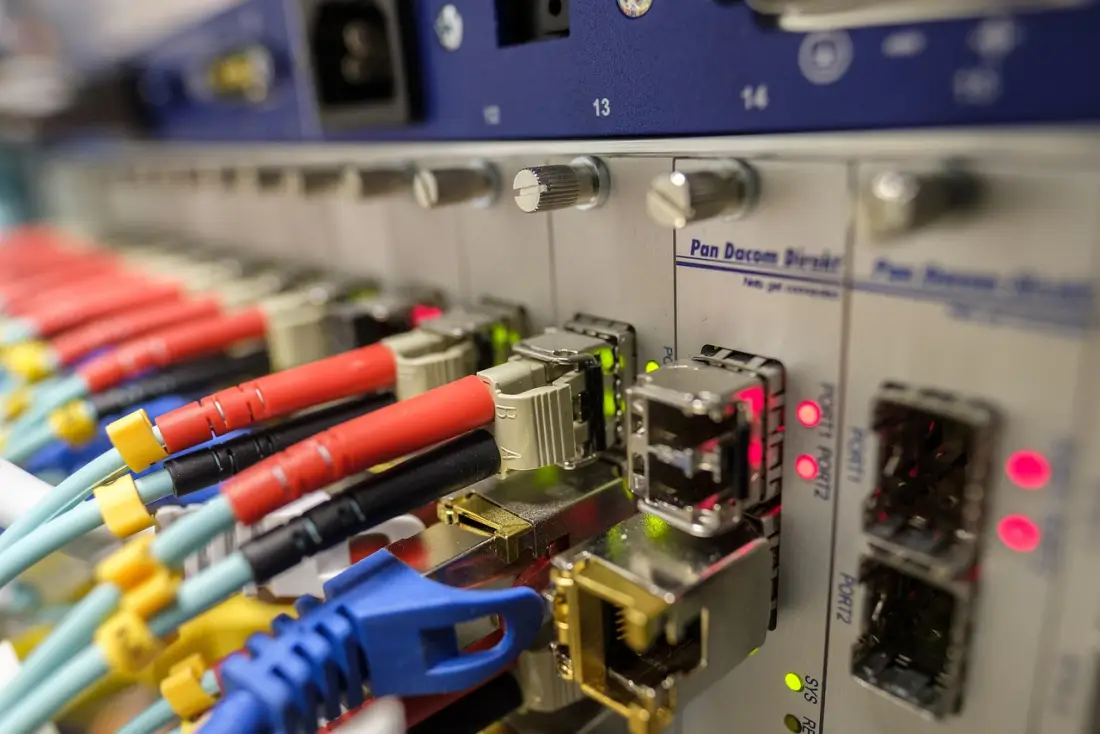 PRTG Network Monitor überwacht Glasfaser-Patchpanel mit LAN-Switch und Ethernet-Verkabelung