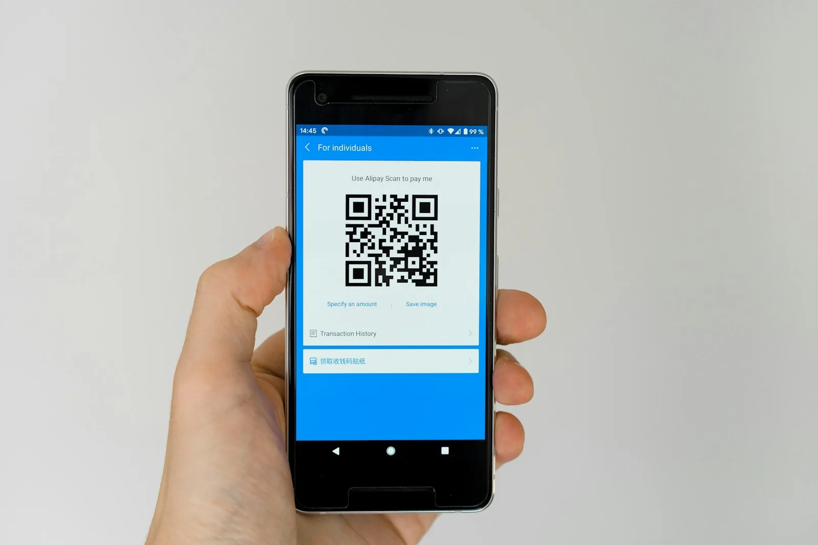 Mitarbeiter scannt einen QR-Code aus einer E-Mail mit dem Smartphone — Quishing-Risiko im Unternehmen