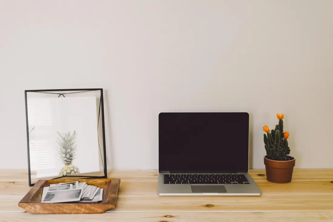 Remote Desktop Cloud-PC: MacBook Pro im Home-Office-Workspace mit Wireless-Anbindung