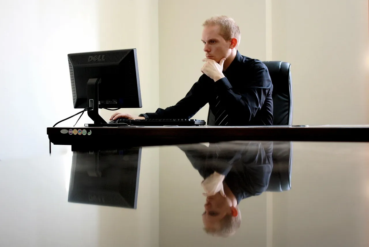 Resilienz im Führungsalltag: Wie Geschäftsführer mit IT-Tool-Overload und Notification-Stress umgehen