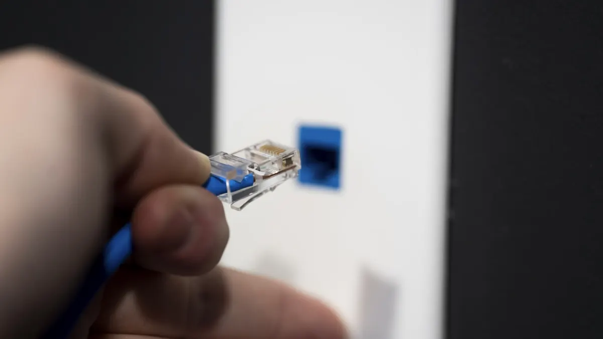 Ethernet-Kabel wird am Router eingesteckt — Installation und Inbetriebnahme im Unternehmen