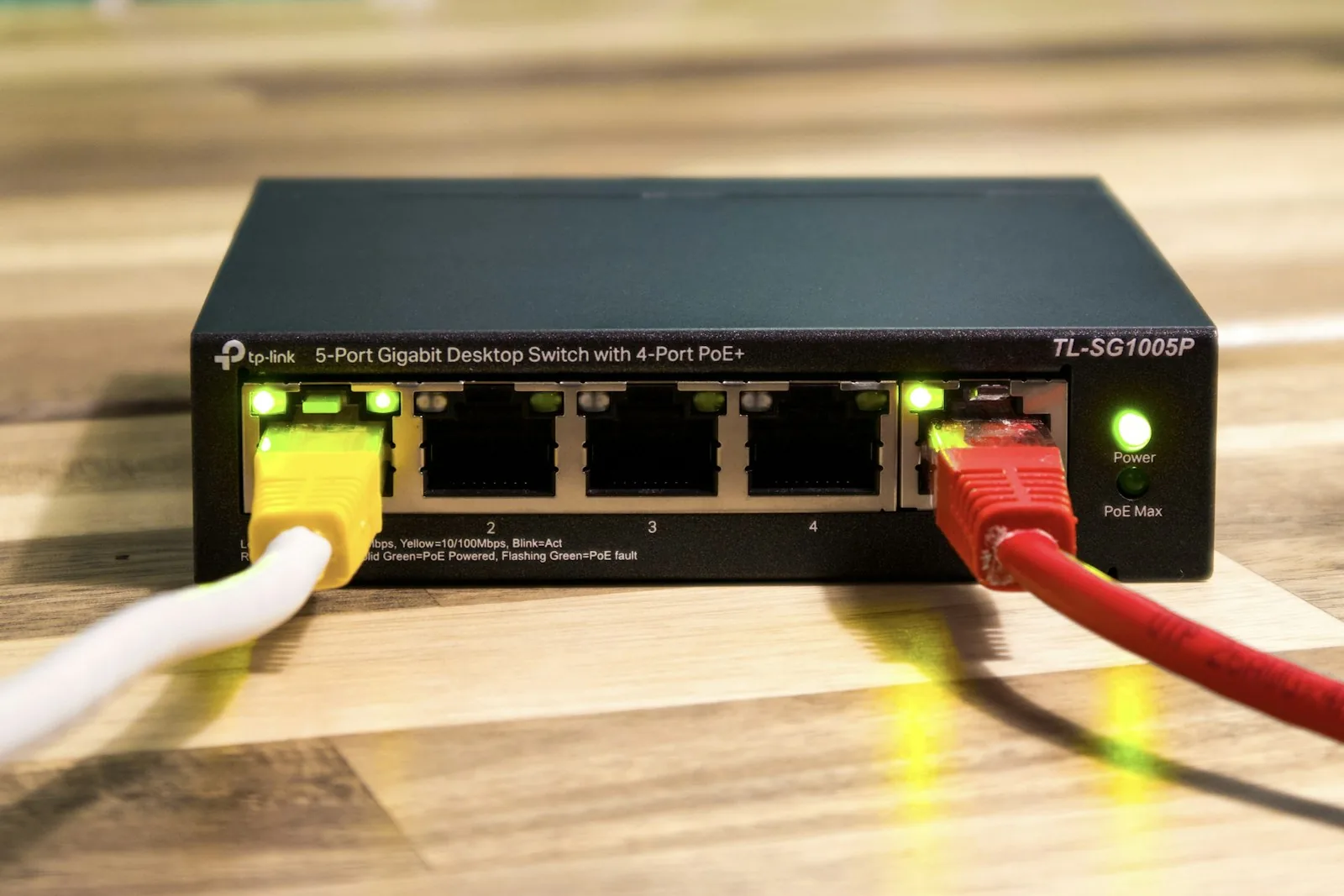 Business-Router mit aktiven Ports und LEDs — Router-Funktionen im Unternehmens-Netzwerk