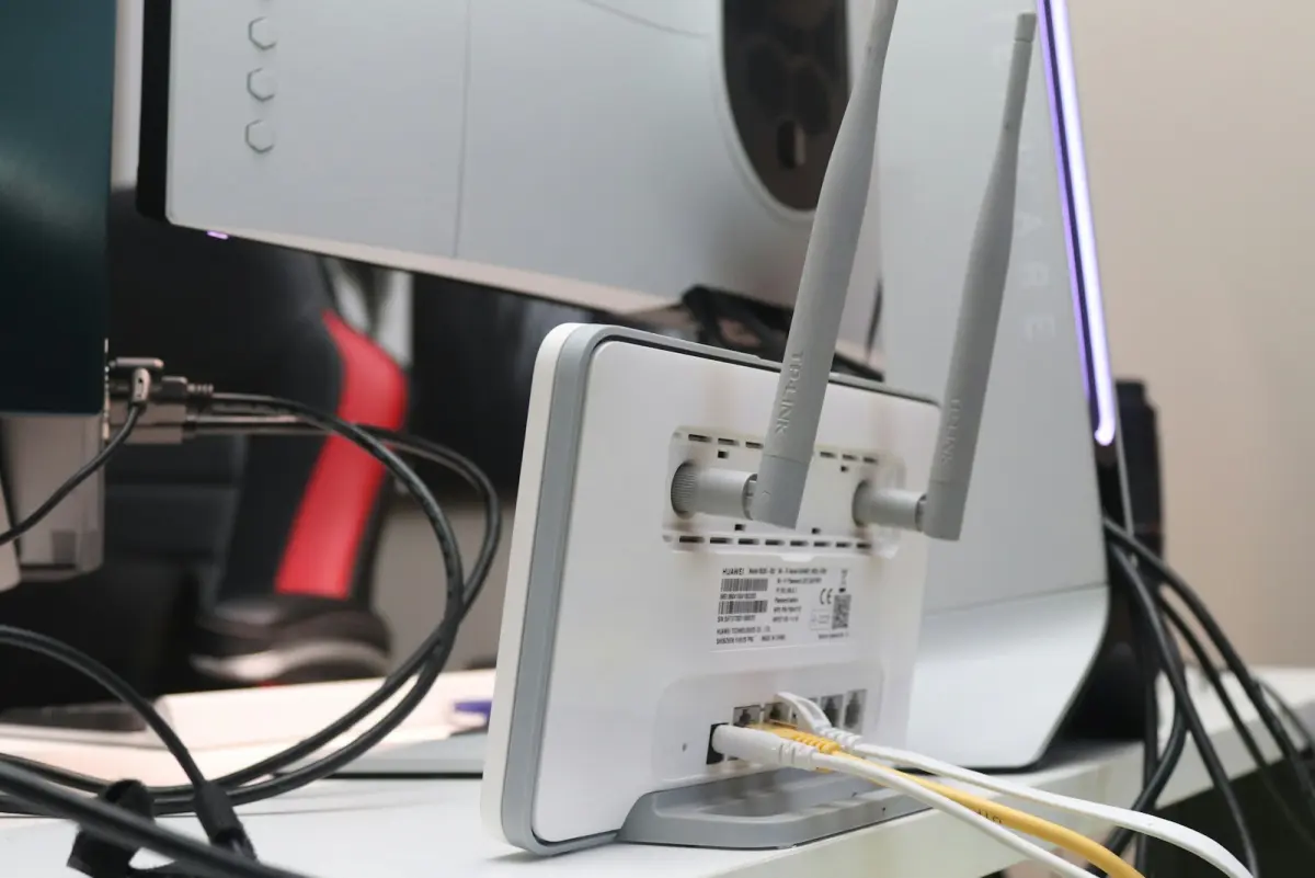Weisser Router mit Status-LEDs — Diagnose der Internet-Verbindung