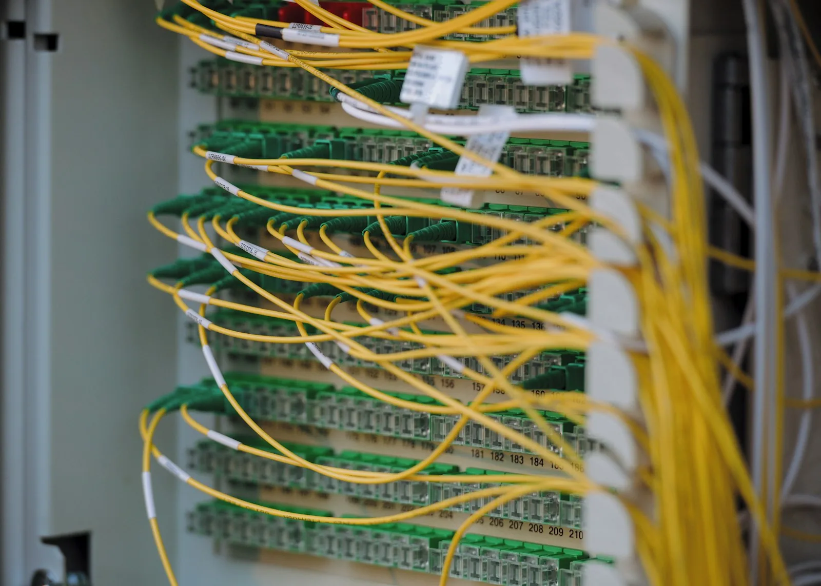 Netzwerk-Patchfeld mit farbcodierten Kabeln — saubere Dokumentation ist die halbe Troubleshooting-Miete