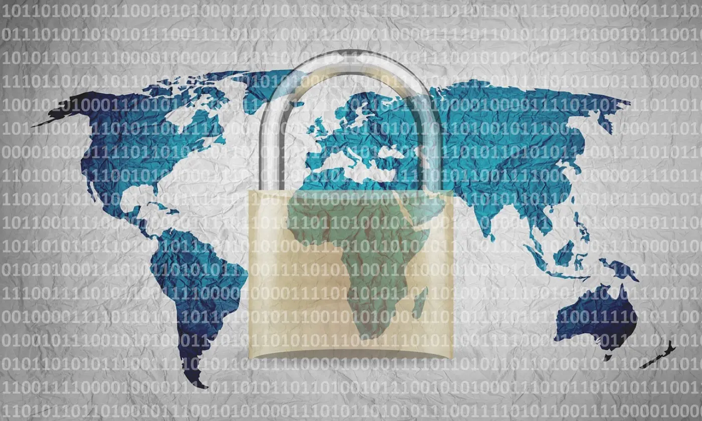 Cybersecurity-Schloss vor Netzwerk-Hintergrund — Securepoint UTM Firewall schützt das Unternehmensnetz