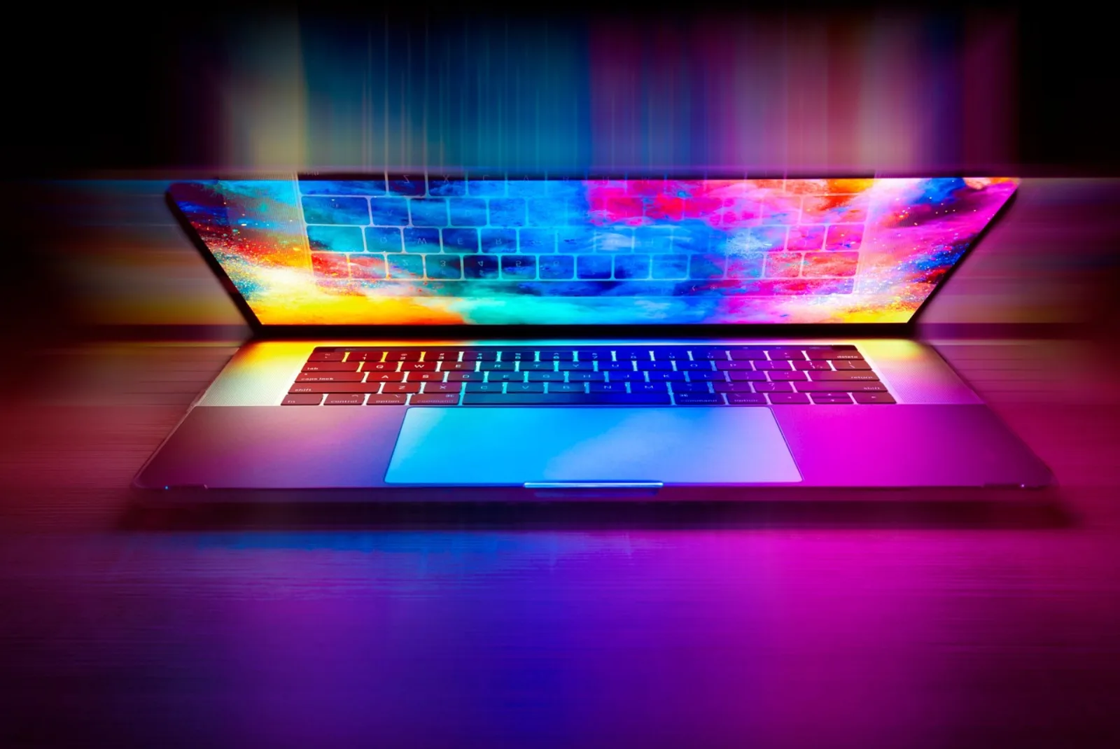 Security-Analyst konfiguriert UTM-Firewall am Laptop