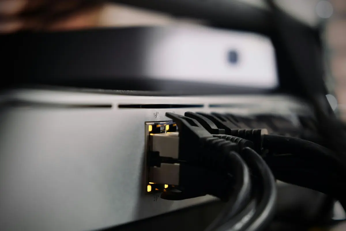 Netzwerk-Switch mit Kabeln im Serverschrank — Inventur der IT vor der Windows Server 2016 Migration