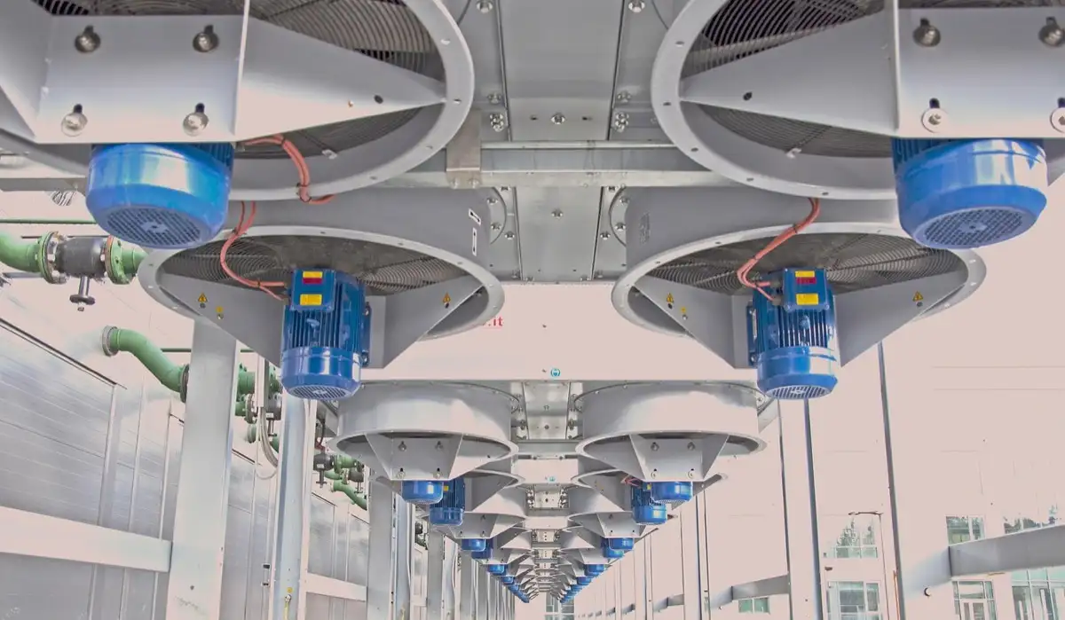 Server-Racks in einem professionellen Rechenzentrum — Referenzpunkt für Serverraum-Vorschriften und physische Sicherheit im KMU