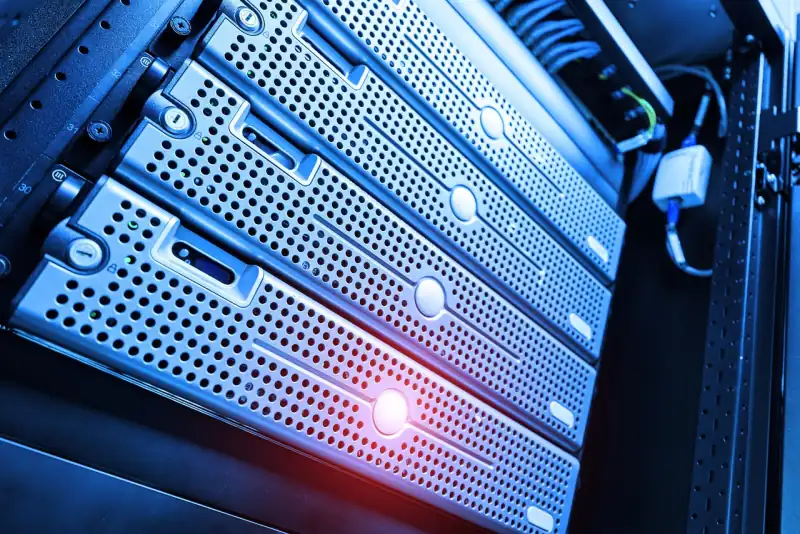 Serverraum mit 19-Zoll-Rack und strukturierter Verkabelung — KMU-Serverraum mit ordentlicher Infrastruktur
