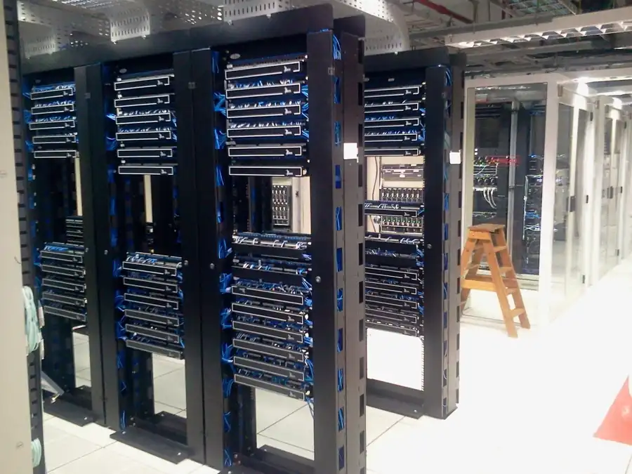 Ransomware-Schutz im Serverraum — offene Server-Racks mit Netzwerkverkabelung