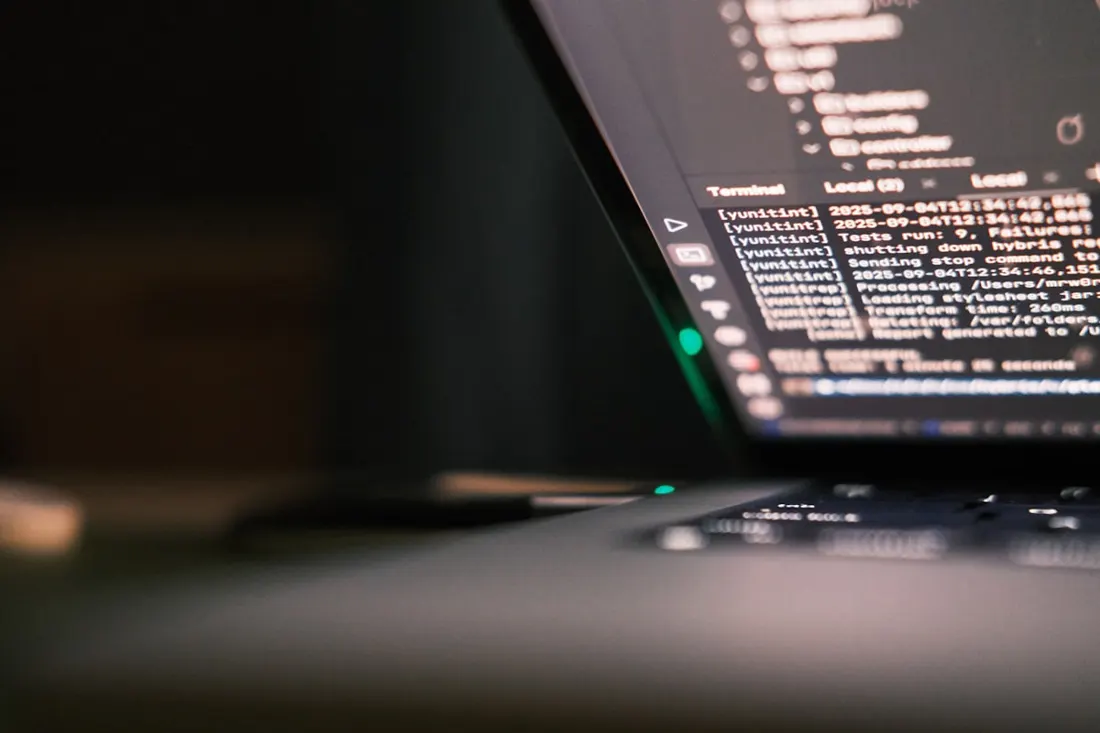 Eingabeaufforderung mit DISM- und SFC-Befehlen während einer Windows-Reparatur